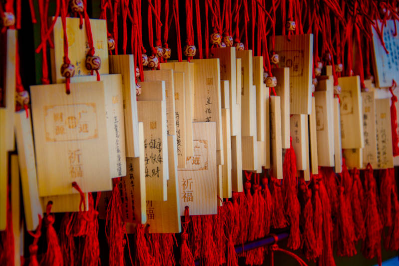 祈福牌挂满红绳图片