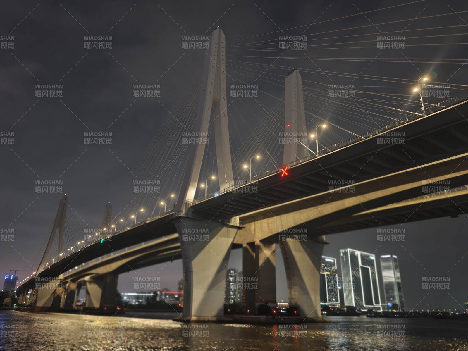 夜幕下的斜拉桥图片