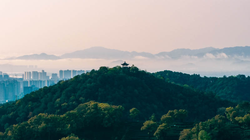 山巅古亭远眺城景图片