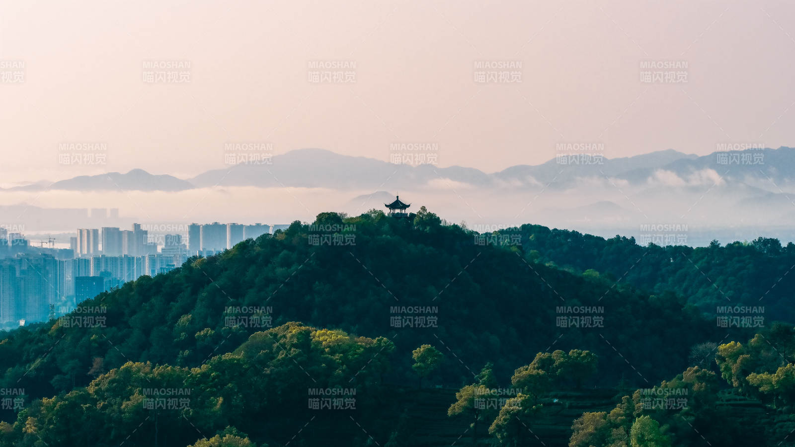 山巅古亭远眺城景图片