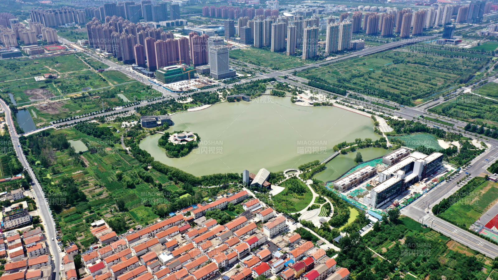 城市湖景航拍图图片