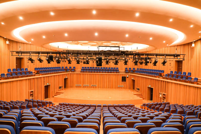 现代剧院内部全景图片