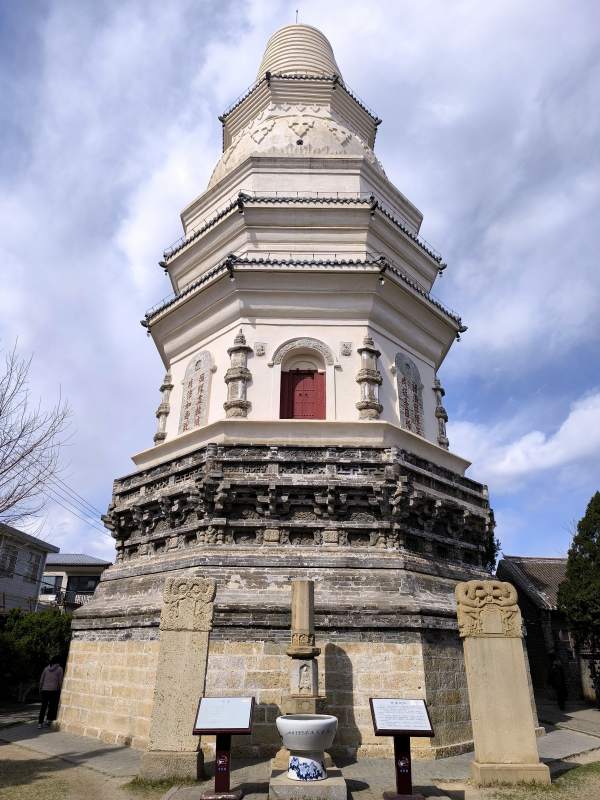 古塔巍然屹立图片