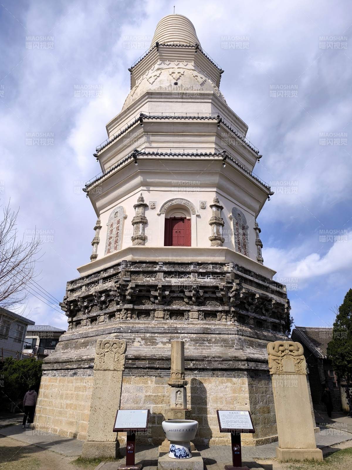 古塔巍然屹立图片