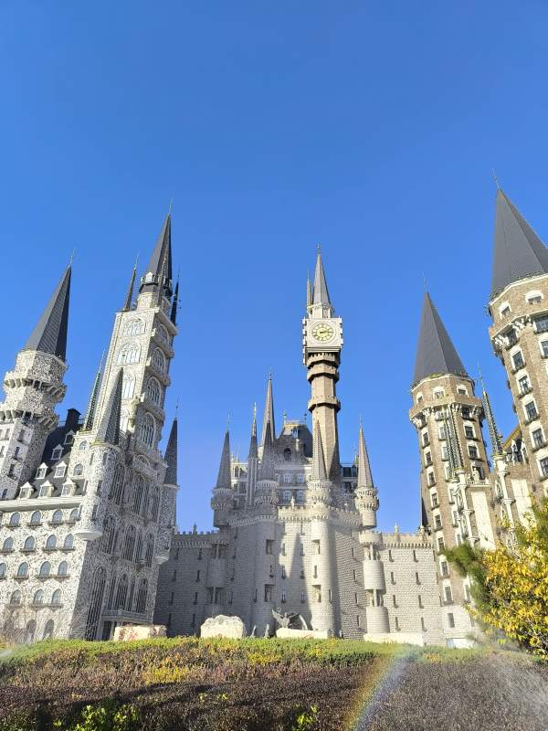 童话城堡蓝天映衬图片