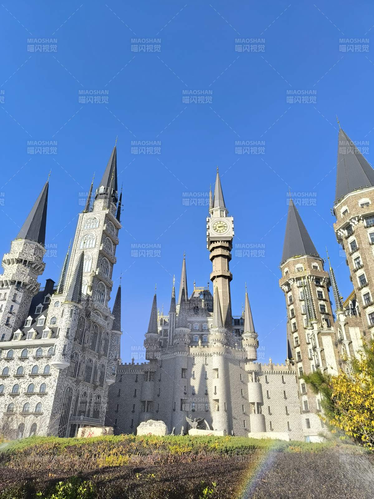 童话城堡蓝天映衬图片