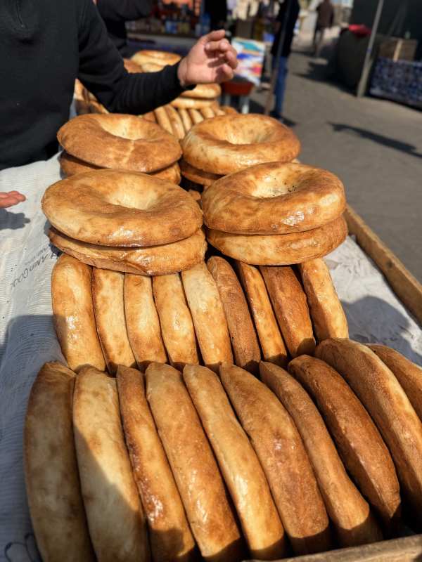 金黄酥脆的环形面包图片