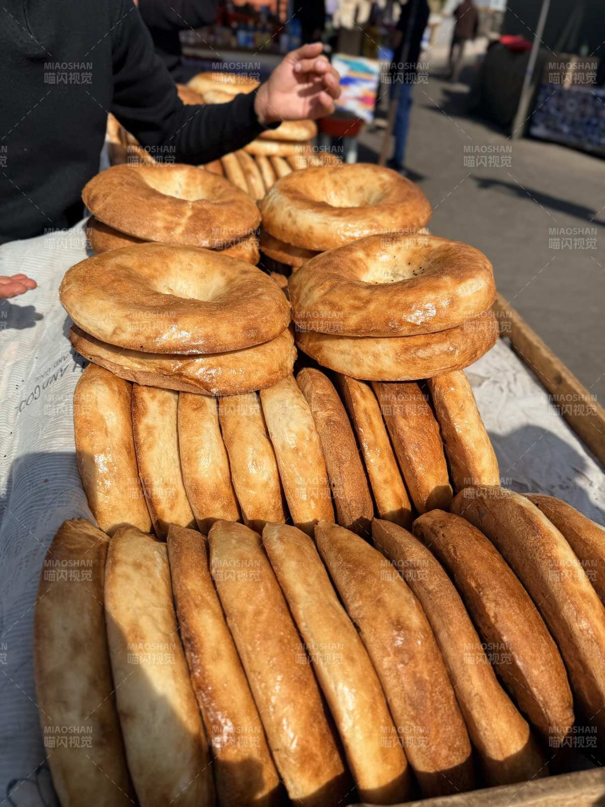金黄酥脆的环形面包图片