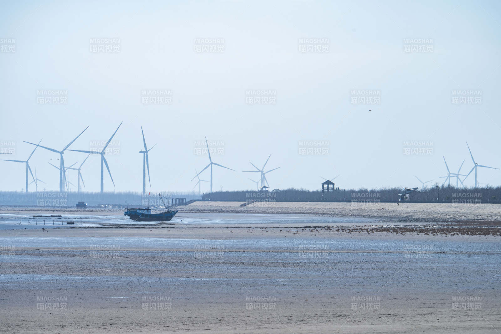 风车滩涂船影图片