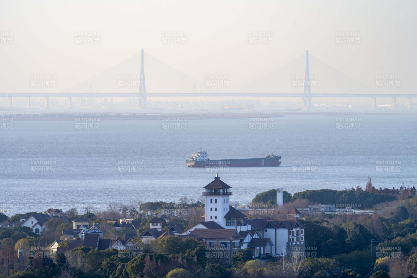 海港大桥与小镇图片