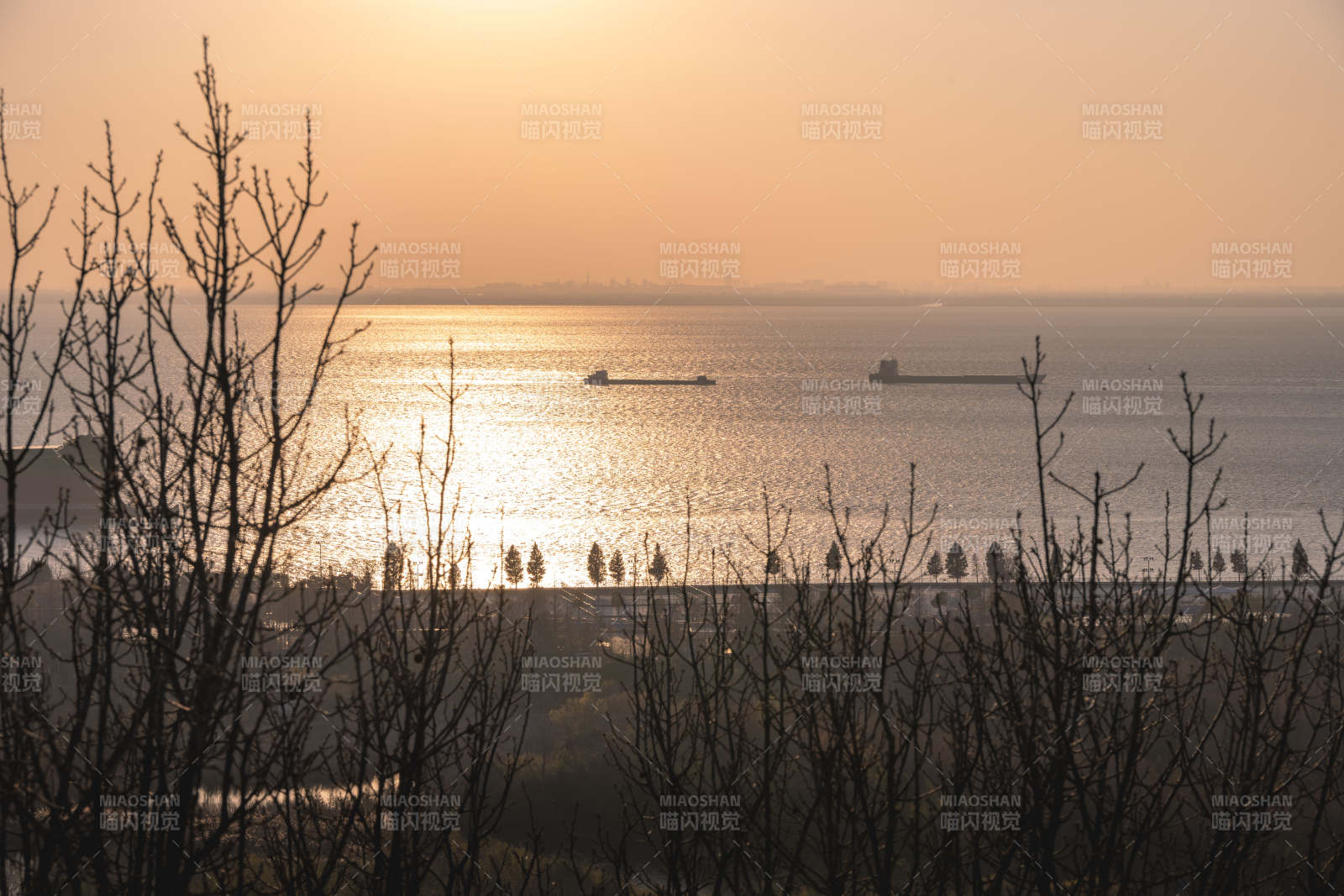 夕阳下的海景图片