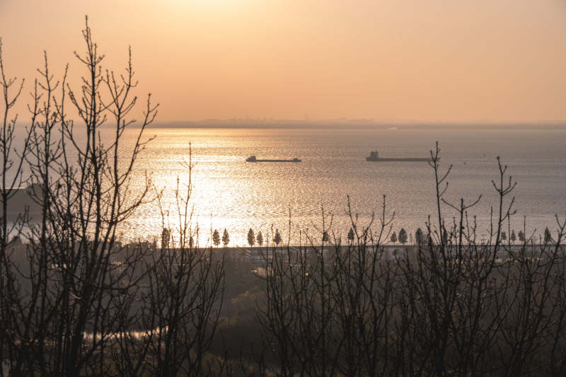 夕阳下的海景图片