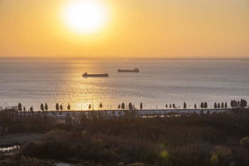 夕阳海景船影图片