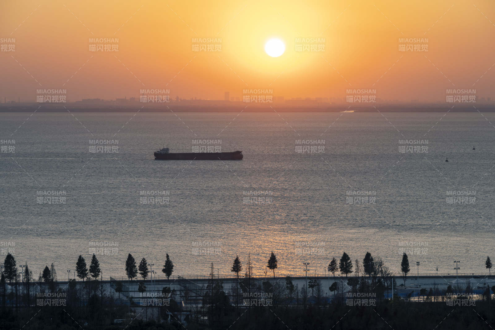 夕阳下的海港船影图片