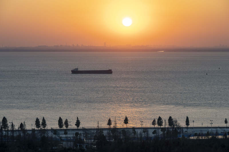夕阳下的海港船影图片