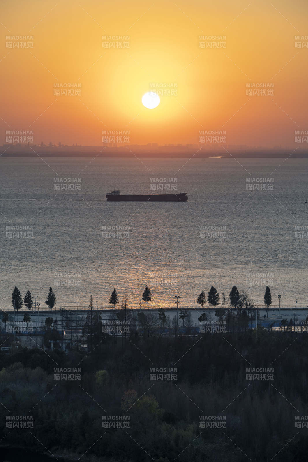 夕阳海港船影图片