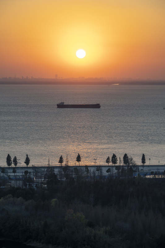 夕阳海港船影图片