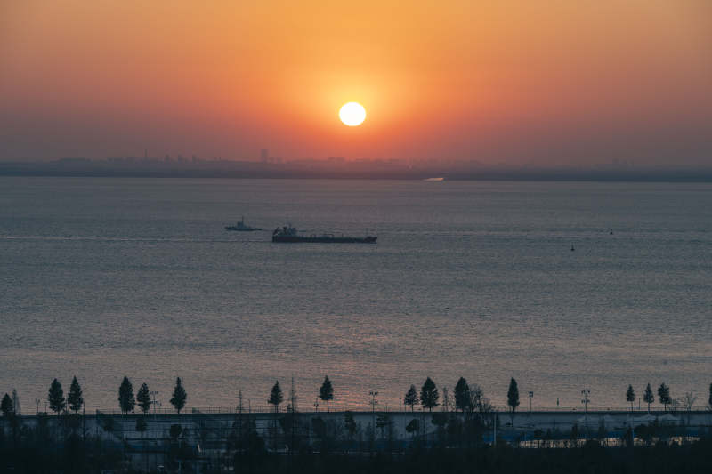 夕阳海港船影图片