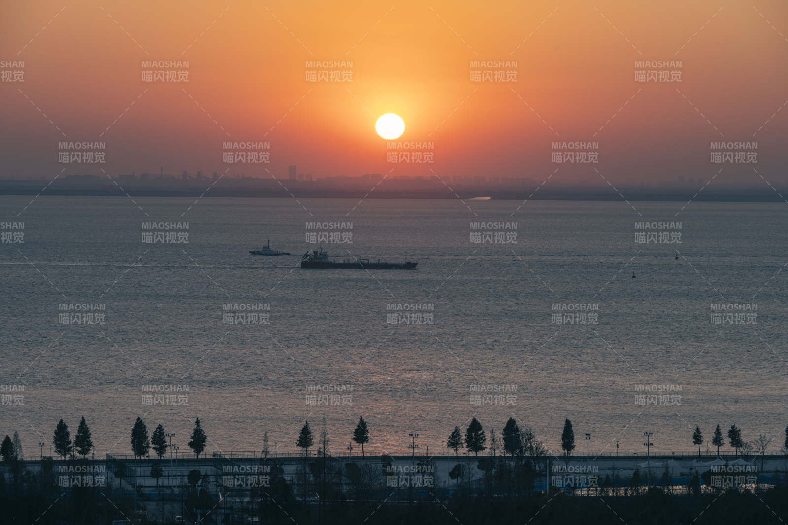 夕阳海港船影图片