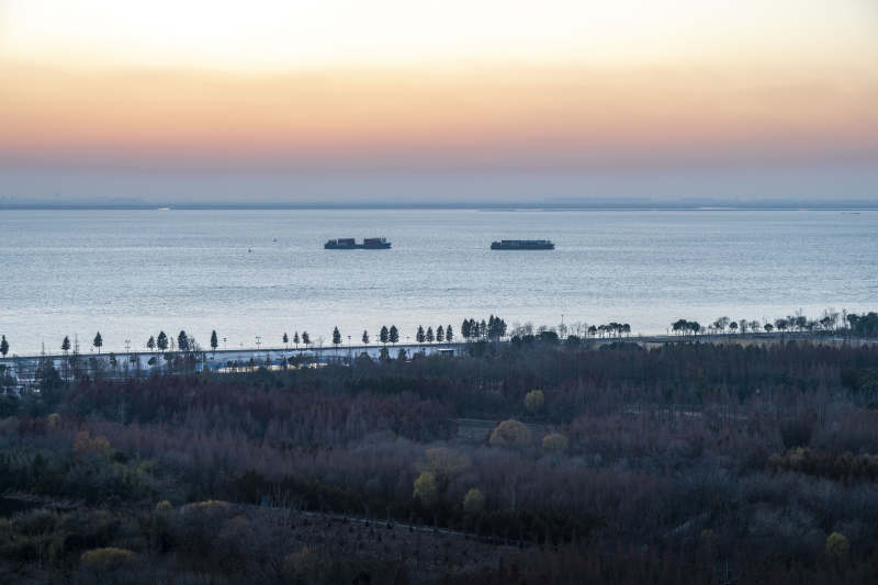 湖畔黄昏静谧景图片