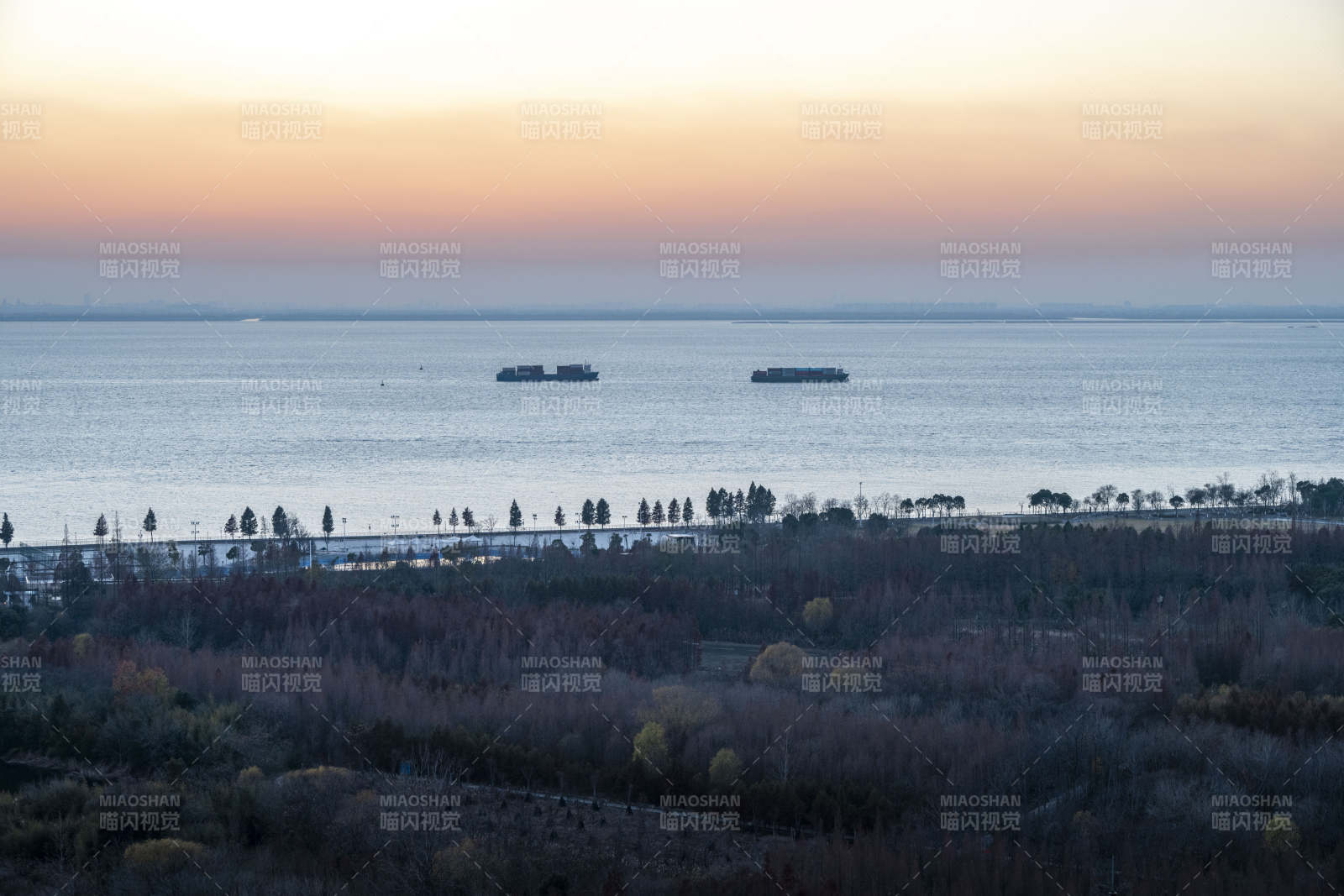 湖畔黄昏静谧景图片