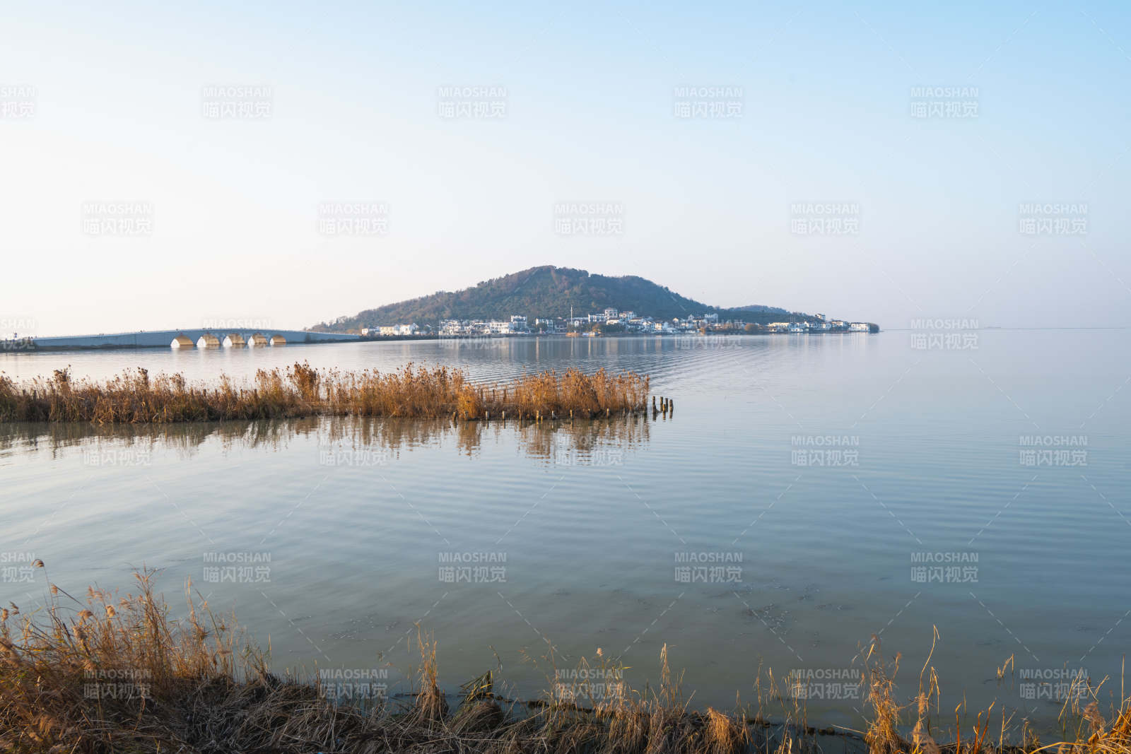 湖畔远山静谧景图片