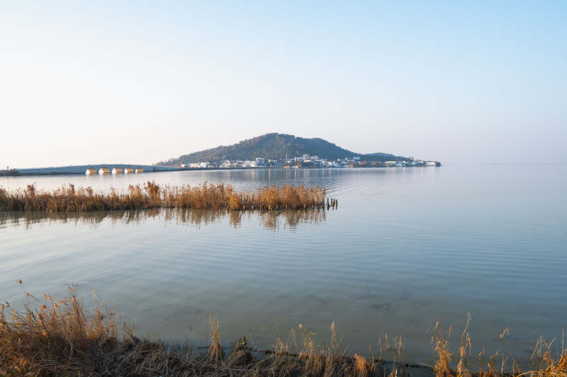 湖畔远山静谧景图片