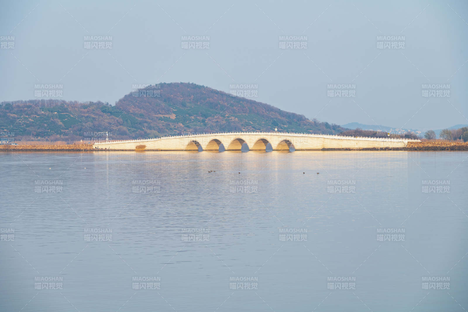 湖上拱桥静谧景图片
