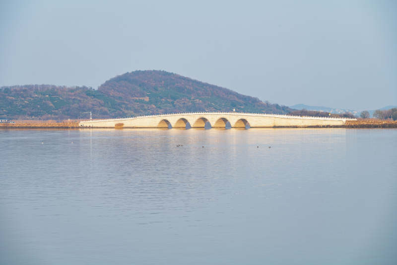 湖上拱桥静谧景图片