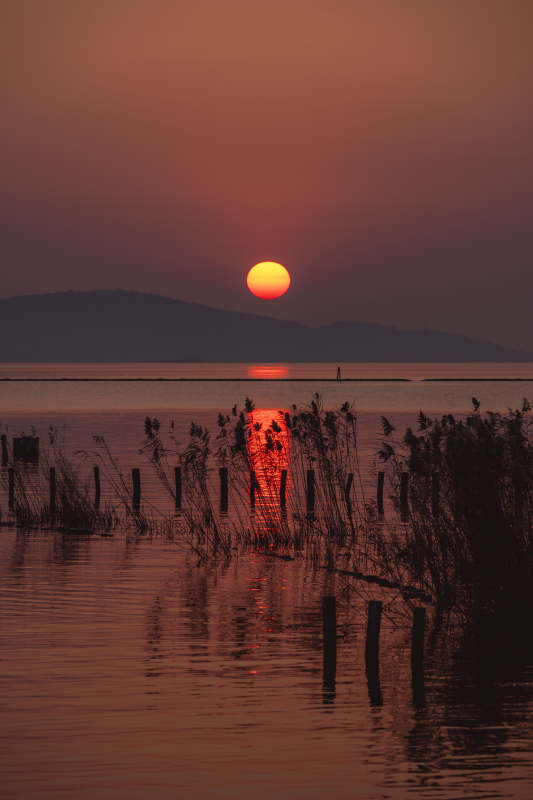 湖畔夕阳映水图片