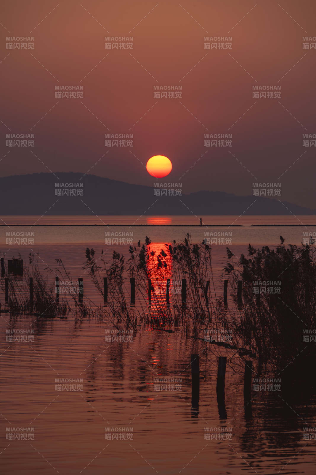 湖畔夕阳映水图片