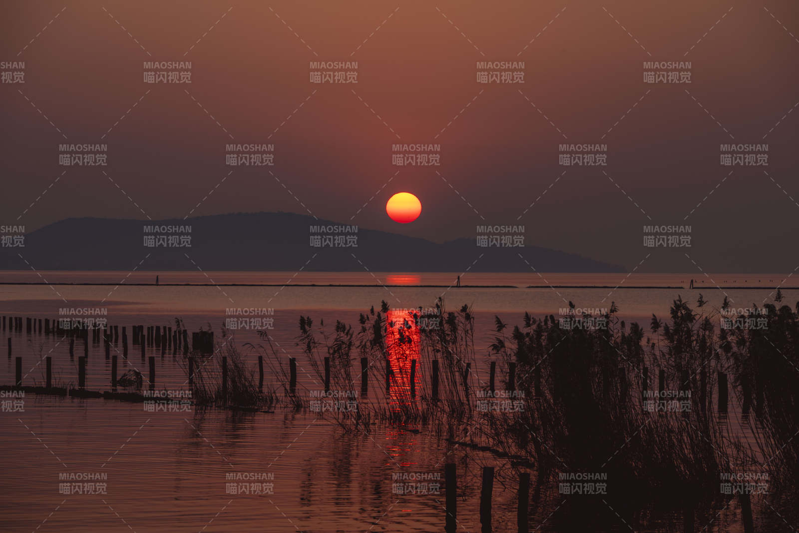 夕阳映湖景图片