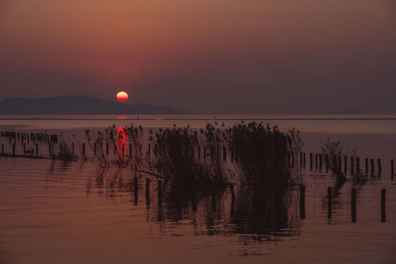 湖畔日落静谧景图片