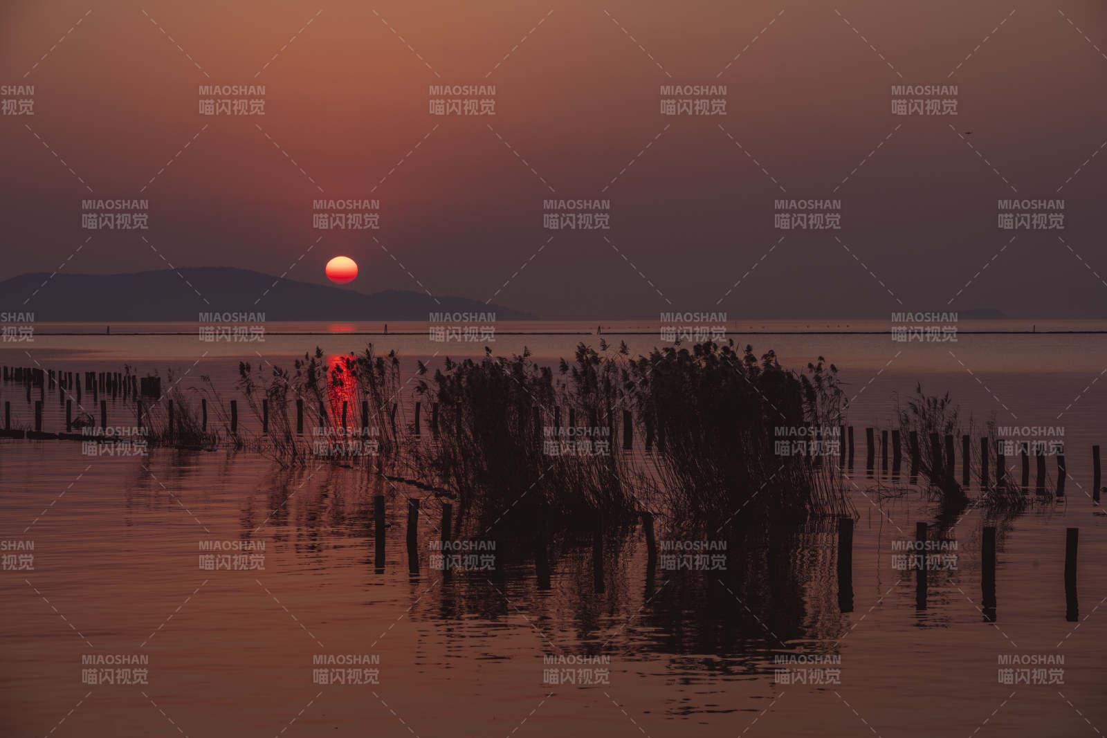 湖畔日落静谧景图片