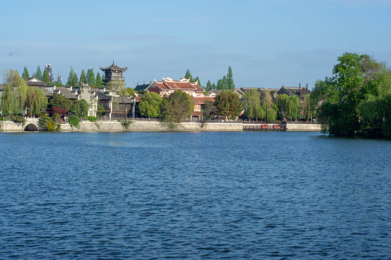 湖畔古建筑风光图片