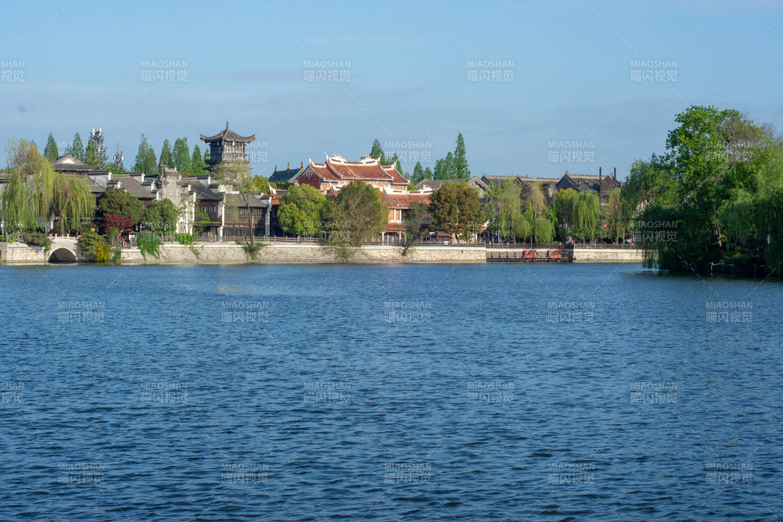 湖畔古建筑风光图片