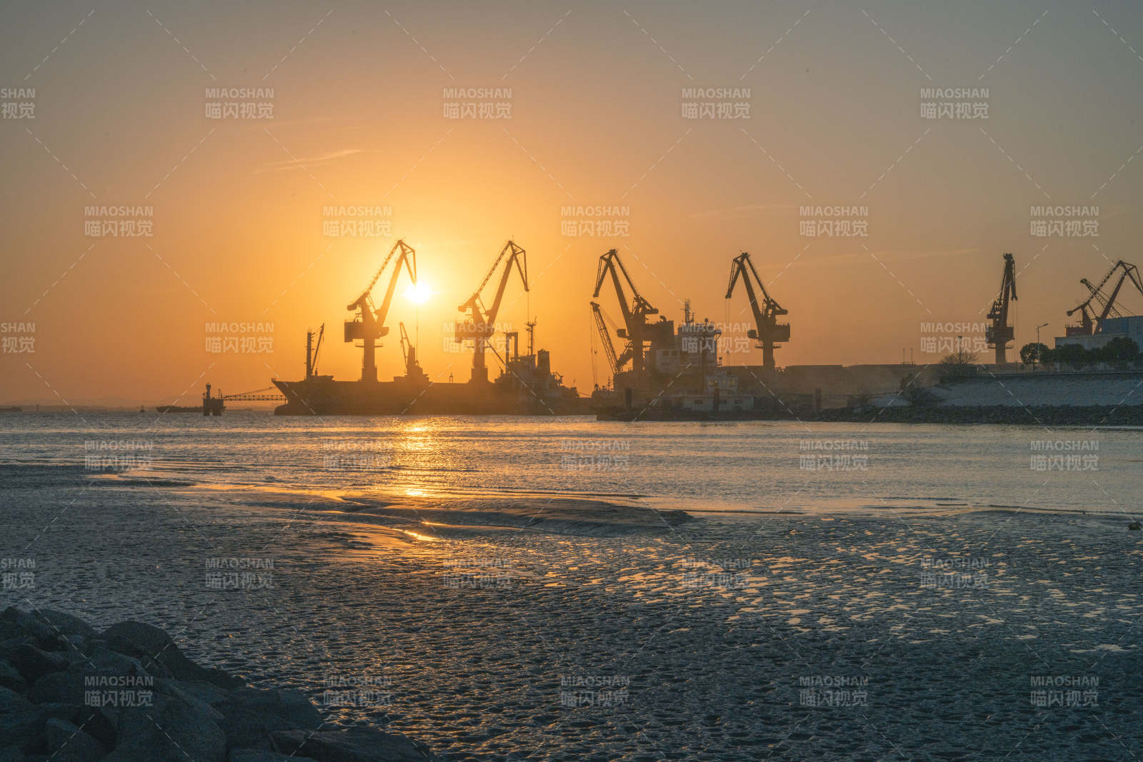 港口日落剪影图片