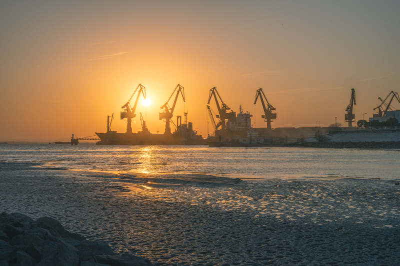 港口日落剪影图片