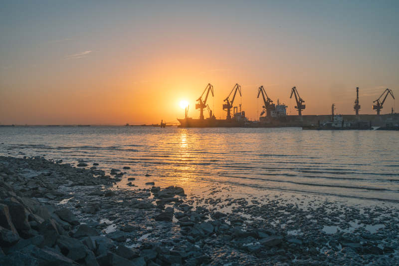 港口日落剪影图片