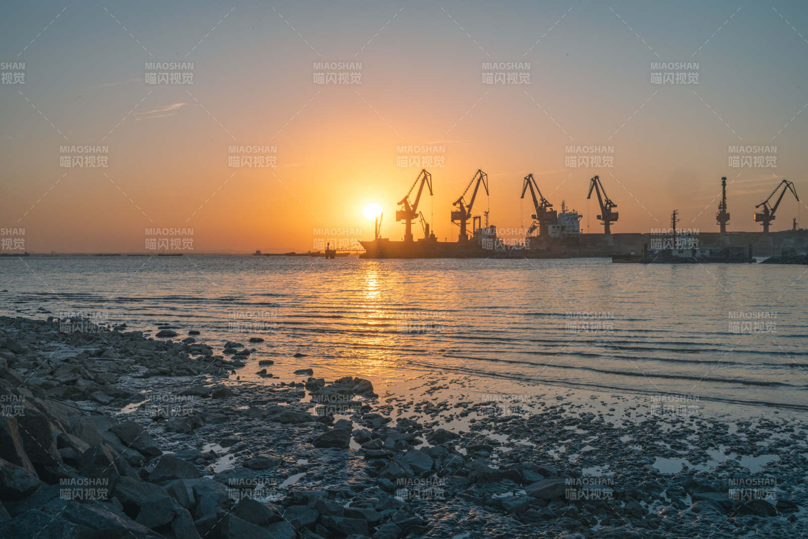港口日落剪影图片