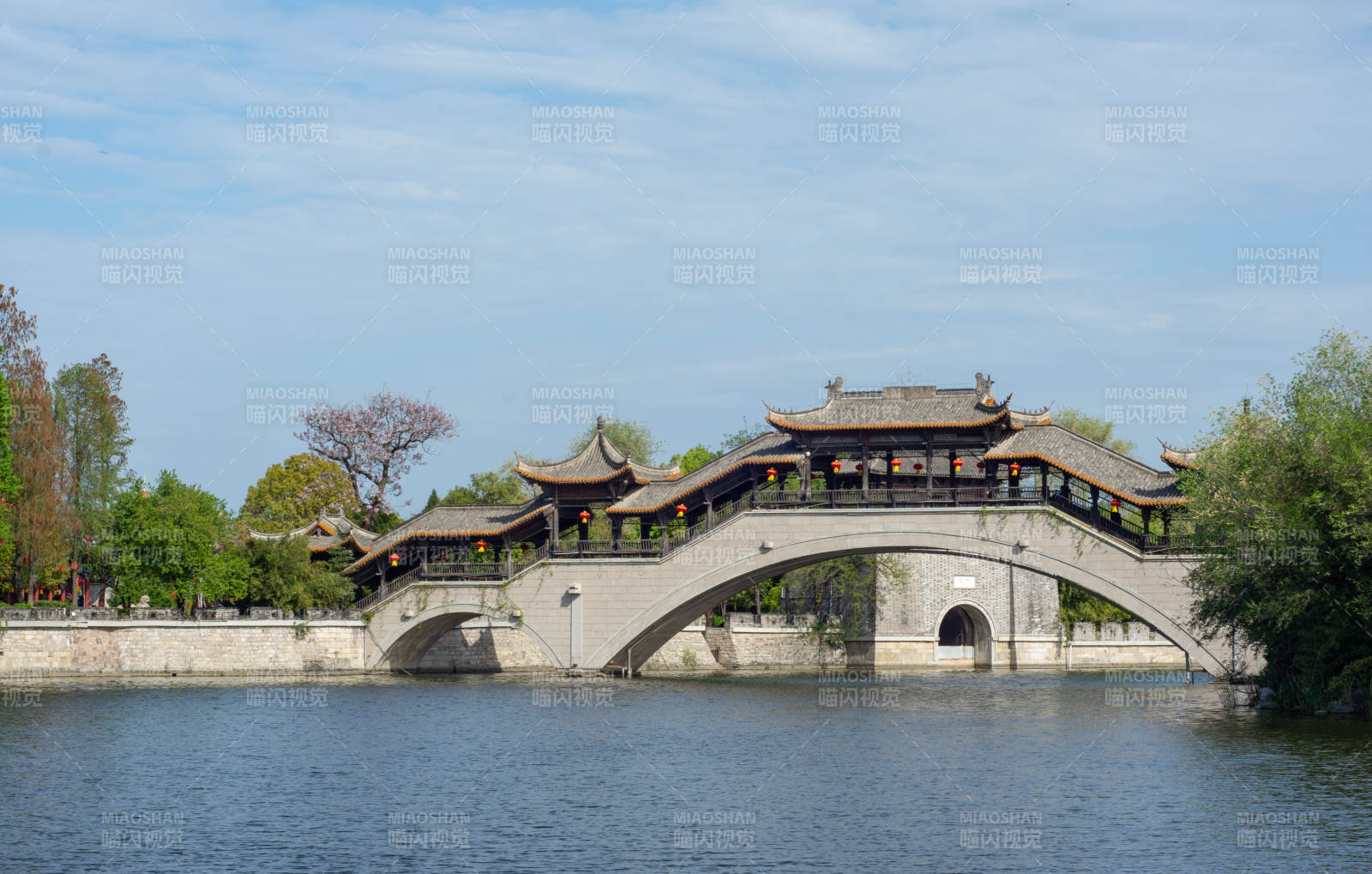台儿庄古城古桥映水 亭台生辉图片