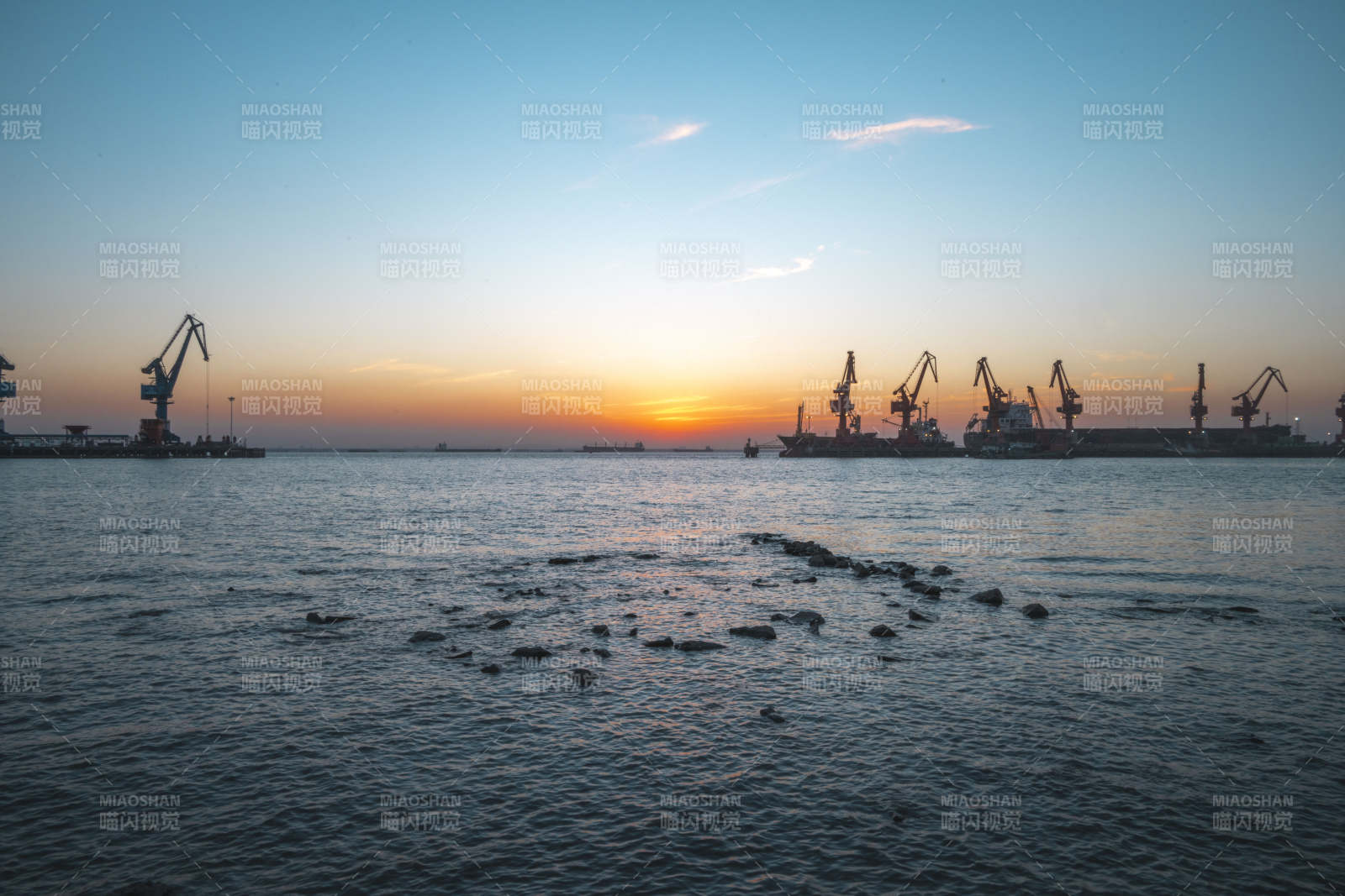 港口日落剪影图片