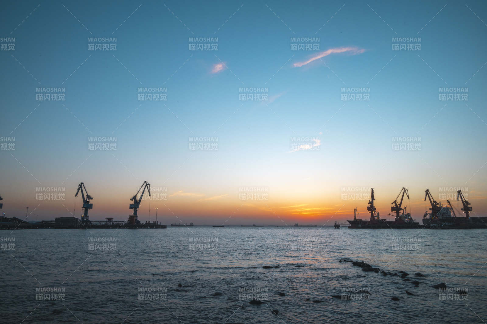 港口日落剪影图片