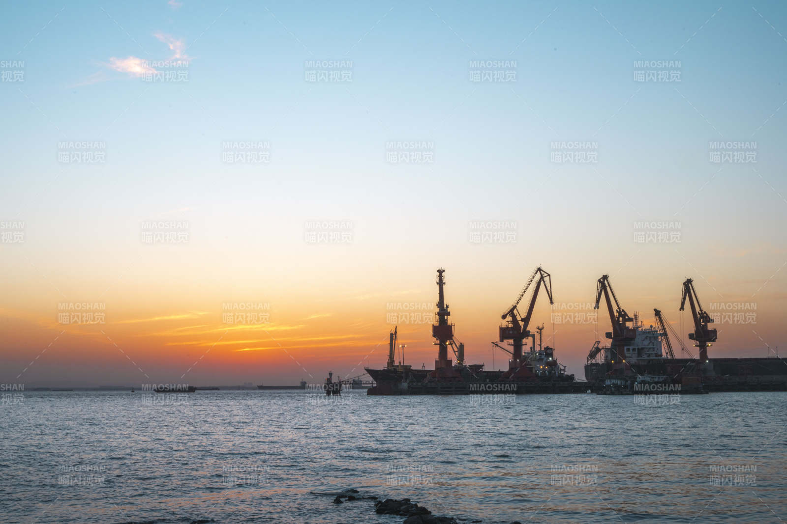 港口日落剪影图片
