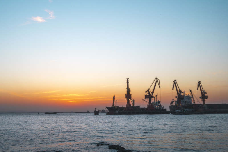 港口日落剪影图片