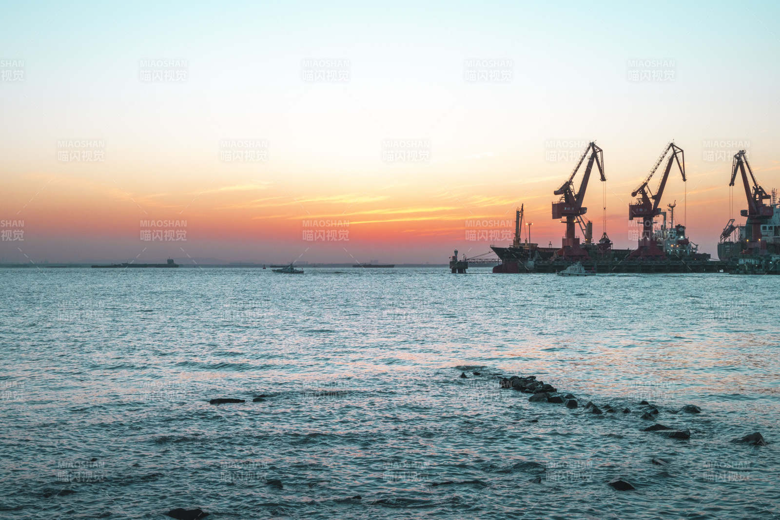 港口日落剪影图片