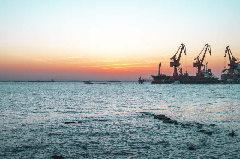 港口日落剪影图片