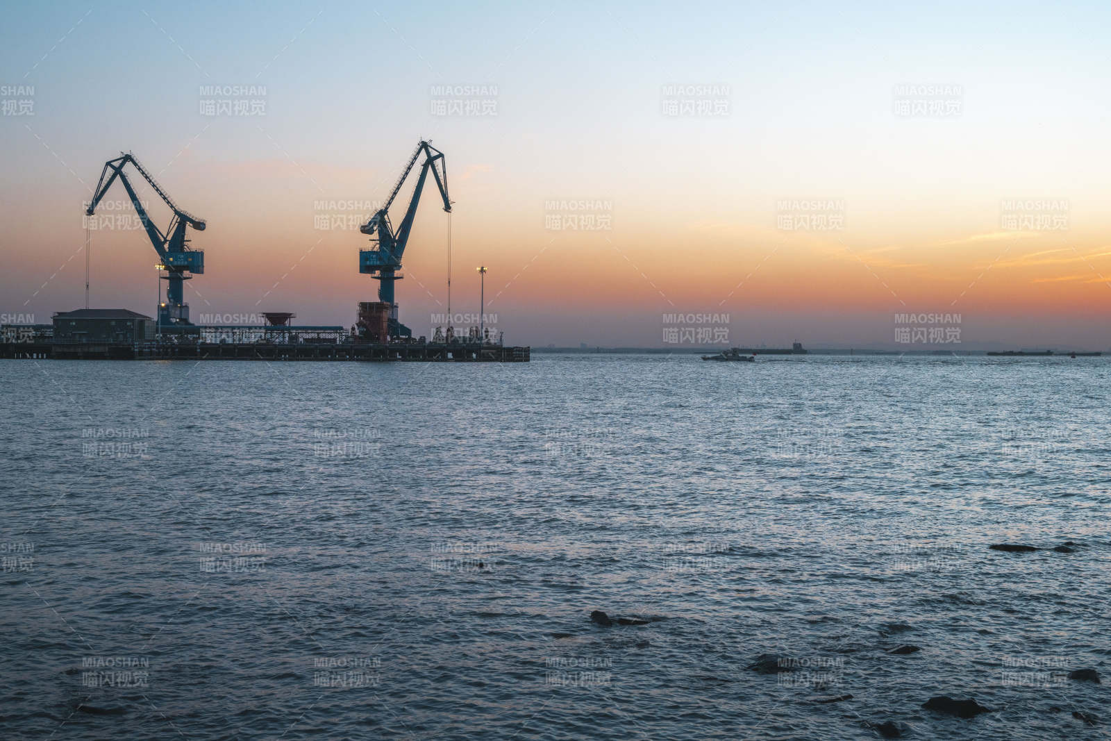 港口日落剪影图片