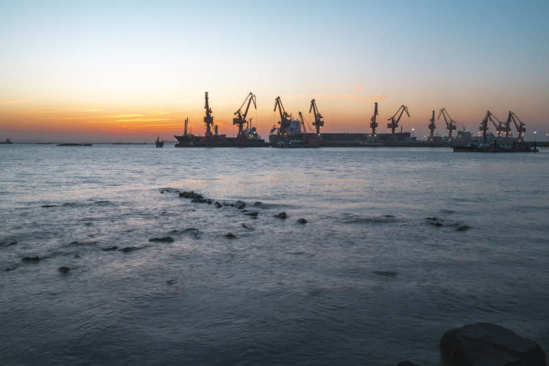 港口黄昏剪影图片