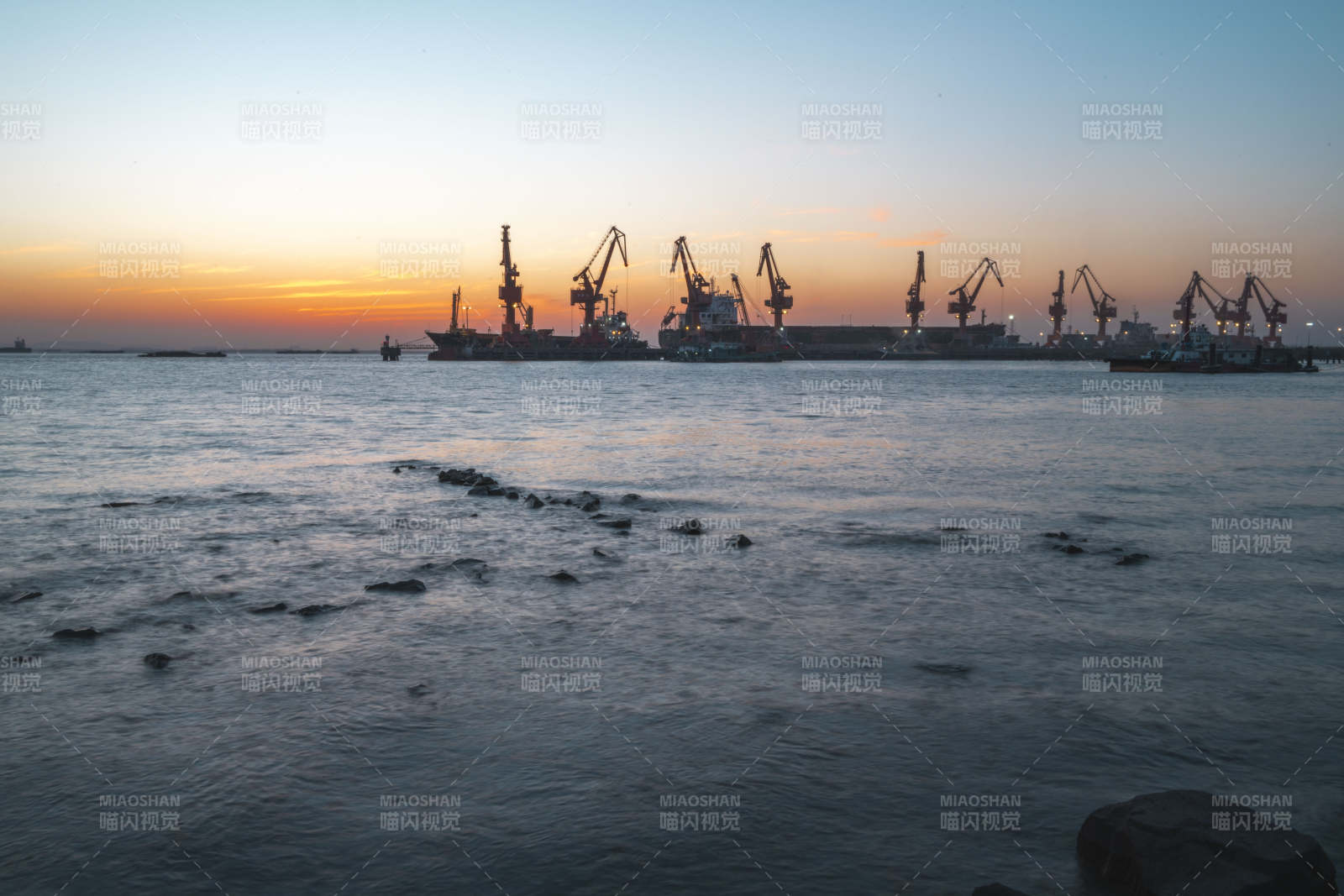 港口黄昏剪影图片